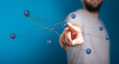 Veri bağlantısının dijital ağ küreleri ile etkileşime giren adam