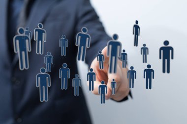 İş adamı takım ikonlarına, bağlantılarına, topluluklara işaret ediyor