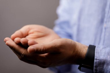 Boş eller açık adak sunar ya da konsepti yakınlaştırır