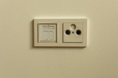 Duvara Bağlı Işık Anahtarı ve TV Soketi