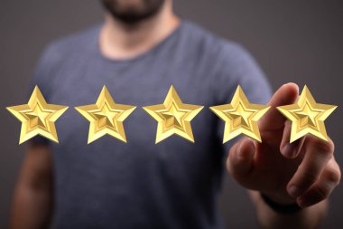 Mükemmel Müşteri Değerlendirmesi İçin Beş Yıldız Seçen Adam