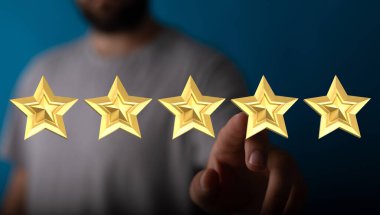 Beş altın yıldıza dokunan adam reyting ve hizmet gösteriyor