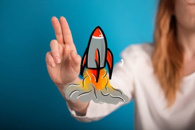 Kadın El Fırlatma Roket Başlatma Kavramı