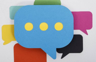 Renkli kağıt sohbet baloncukları iletişim konsepti