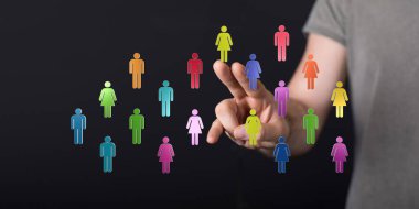 Sosyal bağlantıyı işaret eden dijital ağ insan figürleri