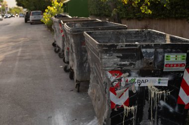 Şehir Caddesindeki eski, yıpranmış çöp bidonları.