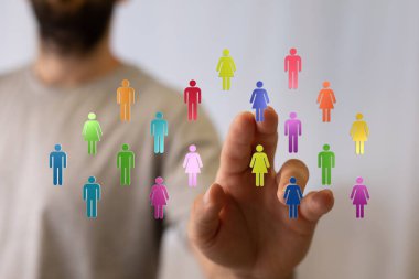 İnsan simgeleri ile dijital iletişim ve sosyal bağlantı kavramı