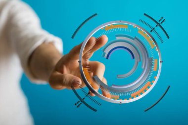 Mavi üzerine dokunulan dijital arayüz ekran gelecekteki teknoloji yeniliği