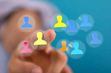 Soyut insan simgeleriyle dijital iletişim ve ağ kavramı