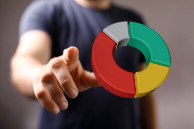 Renkli bir 3D pasta grafiğini gösteren adam, iş ve veri analizi