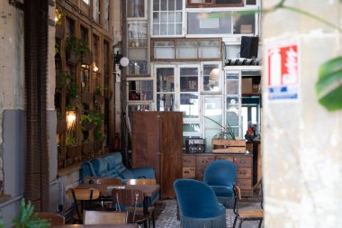 Uyumsuz mobilyaları ve eklektik dekoru olan rahat bir kafe.