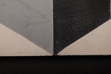 Monokromda Kontrastlı Işık ve Gölgeler ile Soyut Geometrik Bileşim