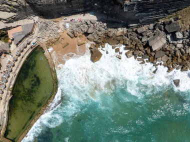 Çarpışan dalgaların ortasında huzurlu bir vaha. Bu korunan koy.