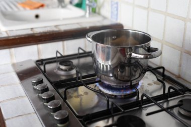 Ocağın ocağında yanan bir tencere.