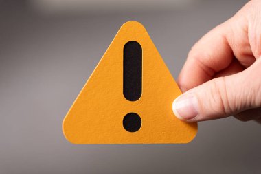 Uyarı işareti tutan el