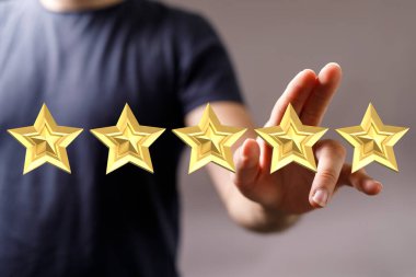 Mükemmel geri bildirim için Altın Renkle Beş Yıldız Beğeni