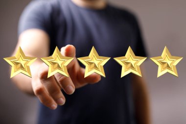 Beş Yıldız Seviyesini Gösteren Adam Konsepti