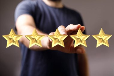 Adamın eli yıldızlara dokunuyor, beş yıldızlı değerlendirme.