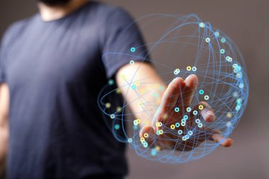 İnsanoğlu bir ağ küresine dokunuyor: küresel bağlantı ve teknoloji