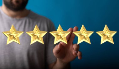 Adam beş altın yıldızlı işletme veya ürün derecelendirmesine işaret ediyor.