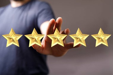 Müşteri memnuniyeti için beş altın yıldız derecelendirme kavramı