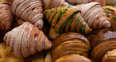 Farklı aromalı ve malzemeli lezzetli kruvasan çeşitleri. Kahvaltı ya da tatlı için mükemmel..