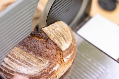 Ekmek makinesinde dilimlenen bir somun ekmek.