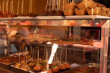 Lezzetli bir şişe ve fırında pişirilmiş tabaklar.