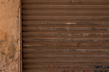 Grafiti ile yıpranmış metal bir kepenk.