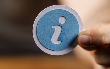 Dairesel tasarımda bir bilgi sembolü konsepti tutan kişi