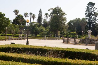 Çeşmeye giden bir taş yolu olan iyi korunmuş bir park.