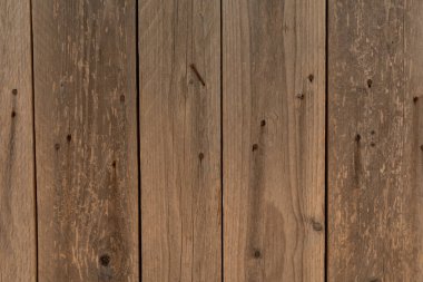 Görünür çivi başlıklı eskimiş tahta tahtalar.