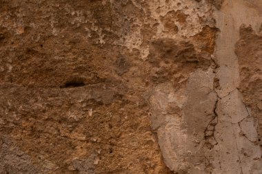 Çatlak ve soyulmuş boyalı yıpranmış bir duvar.