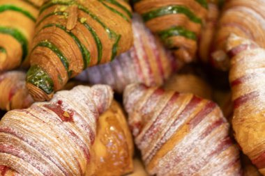 Fıstıklı ve kırmızı jöleli çeşitli kruvasanlar. Kahvaltı ya da kahvaltı için mükemmel.