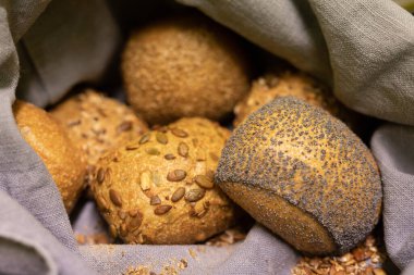 Her birinin kendine has bir bluzu var.