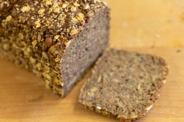 Tohum ve tahıllı taze çoklu tahıllı ekmek. Sandviç ve tost için mükemmel..