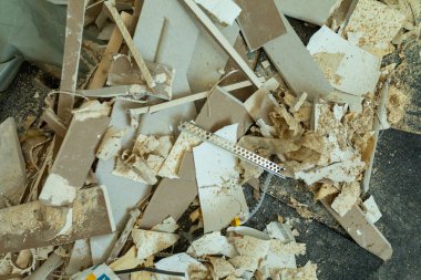 bauschutt von dachboden renovierung einau von fenster und dichtu