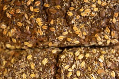 Tohumlu ekşi ekmek. Sağlıklı, lezzetli ve kahvaltı veya atıştırmalık için mükemmel..