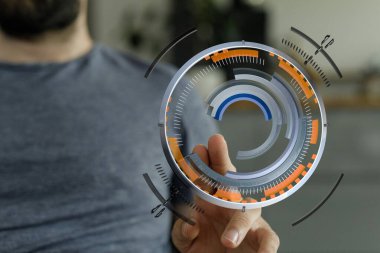 Adam gelecekteki dijital arayüz grafiğiyle etkileşime geçiyor