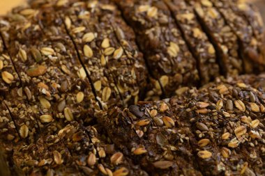 Taze pişmiş, dilimlenmiş ve yenmeye hazır çoklu tahıllı ekmeğin yakın çekimi. Sağlıklı ve lezzetli..