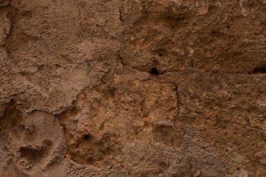 Kırık ve yıpranmış bir duvar zamanın nasıl geçtiğini gösteriyor.