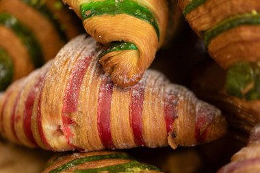 Kırmızı ve yeşil çizgili yeni pişmiş kruvasanların yakın çekimi. Kahvaltı ya da tatlı için mükemmel..