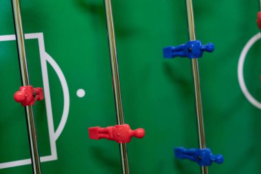 Langırt Masa üstü Oyunu: Kırmızı ve Mavi Oyuncuların Yakın Çekimi