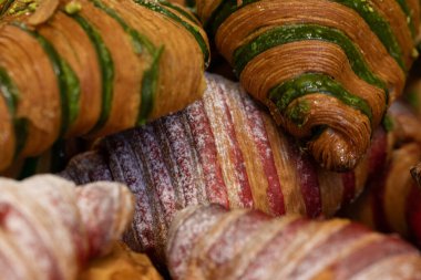 Kirazlı, kırmızı çizgili, taze pişmiş ve lezzetli zanaatkar kruvasanları. Tatlı ikram..