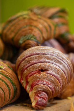 Eşsiz tat ve renklere sahip çeşitli kruvasanlara yakın çekim. Fırın, yemek blogu ya da mutfak siteleri için mükemmel.
