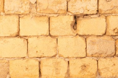 Kırsal bir cazibesi olan yıpranmış tuğla bir duvar.