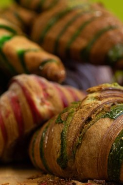 Yeşil ve kırmızı kremalı çeşitli jöleli kruvasanlar. Fırın menüsü fotoğrafları için mükemmel..