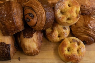 Taze pişmiş kruvasan, çikolatalı acı ve tatlı çörekler. Kahvaltı ya da ikram için mükemmel..