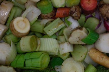 Doğranmış sebzeler: Havuç, kereviz, pırasa, soğan