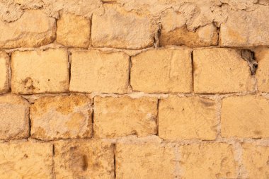 Yıpranmış taş bloklardan yapılmış bir duvar